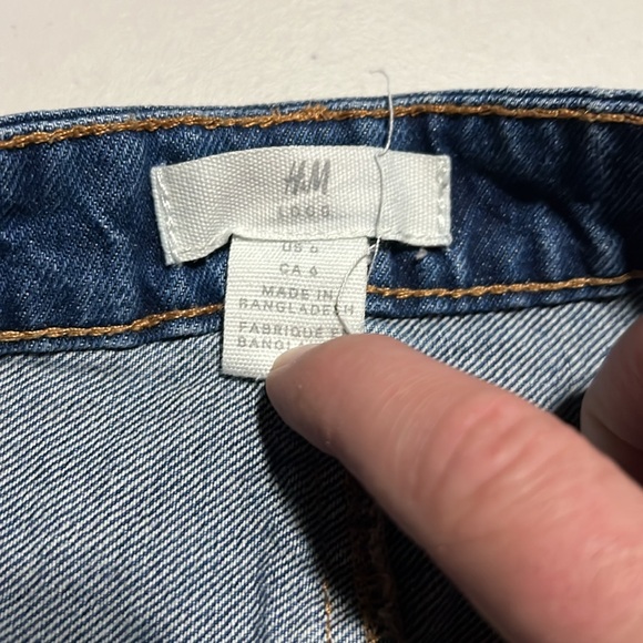 Skirt! H&M LOGG Mini Skirt Womens Size 6 Denim Classic Medium Wash Distressed - Picture 3 of 5